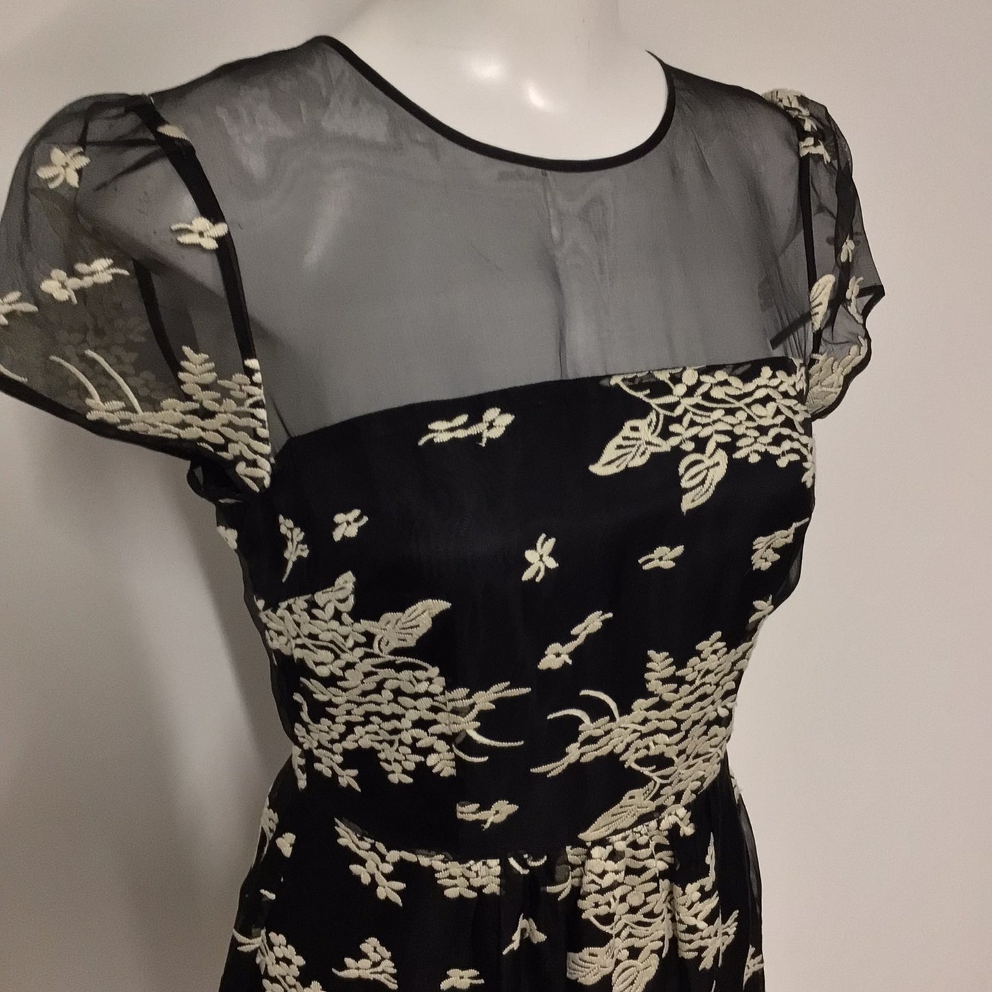 BNWT Hoss Intropia Black w/Cream Embroidery 100% Silk Dress Size 10