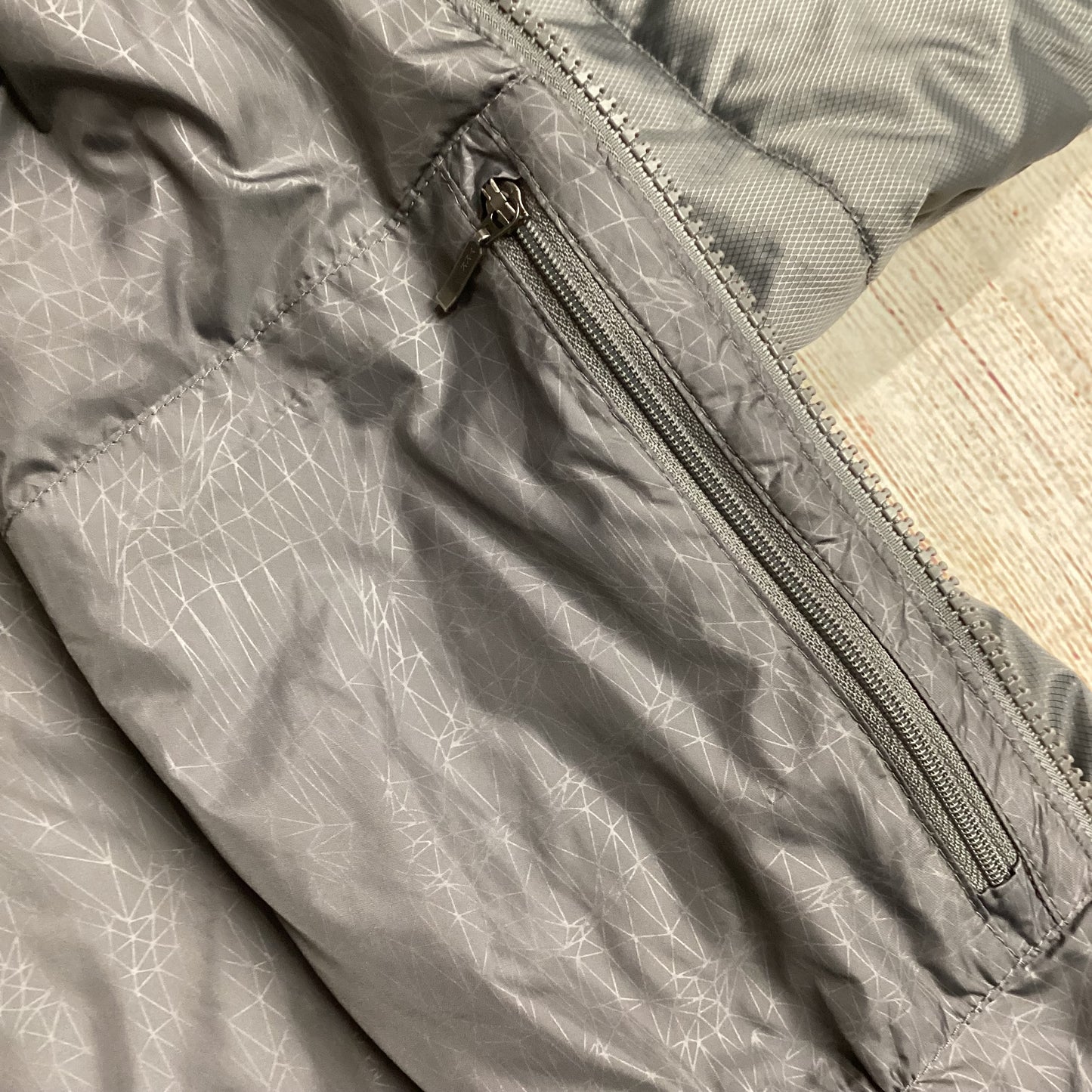 The North Face Grey Silver Lighweight Padded Jacket Size M