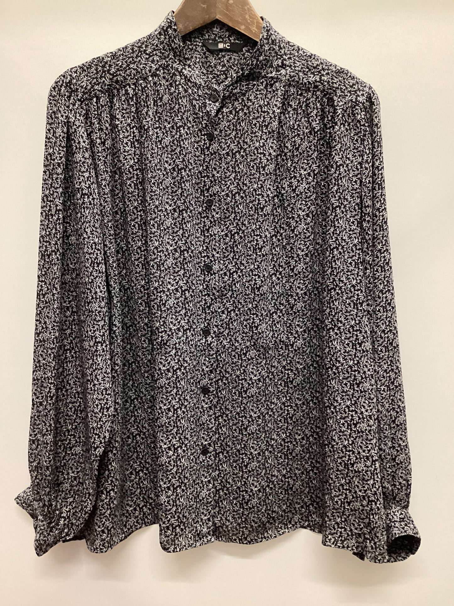 Uniqlo Micro Leaf Black and White Pattern Blouse Size S