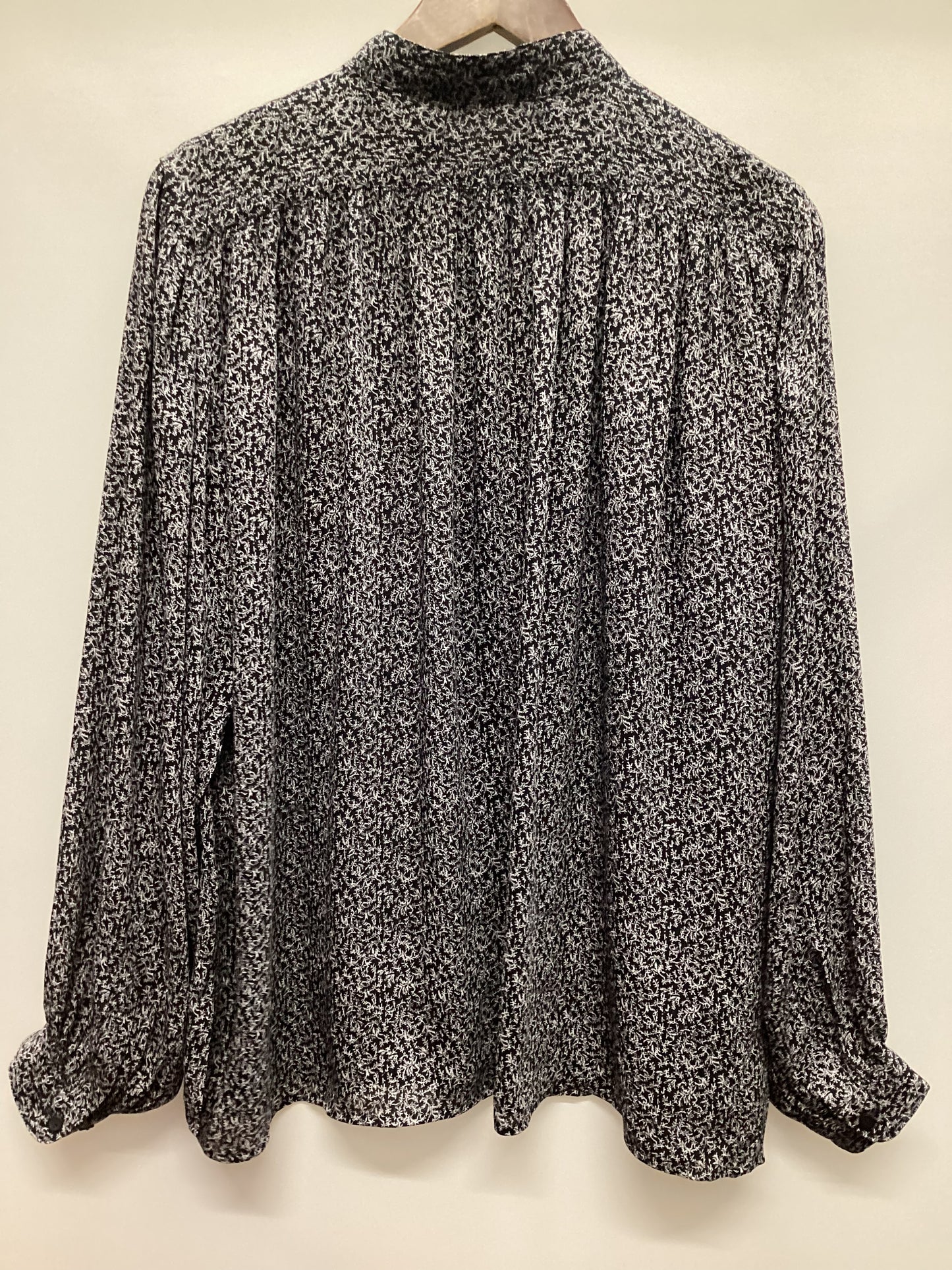 Uniqlo Micro Leaf Black and White Pattern Blouse Size S