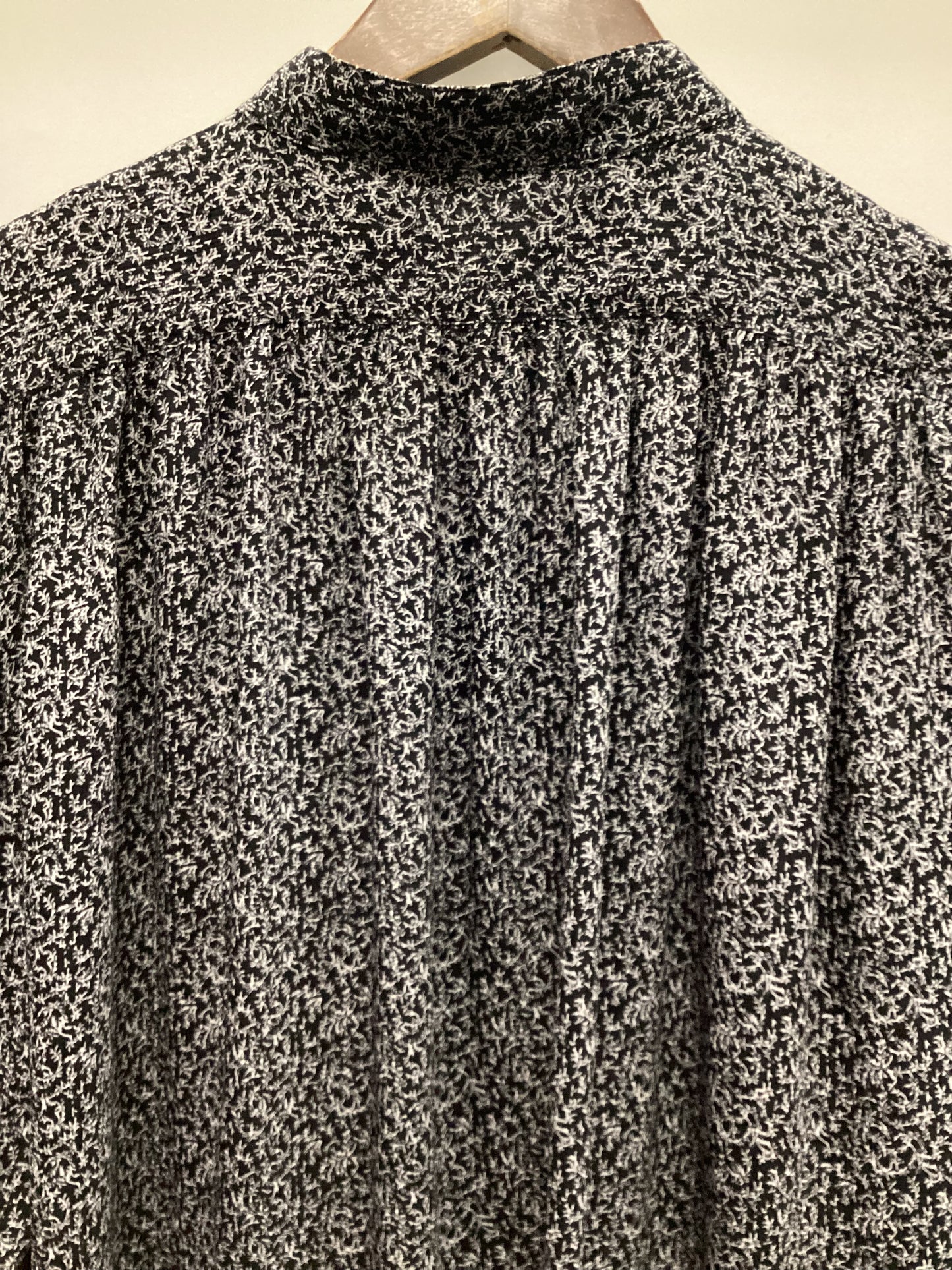 Uniqlo Micro Leaf Black and White Pattern Blouse Size S