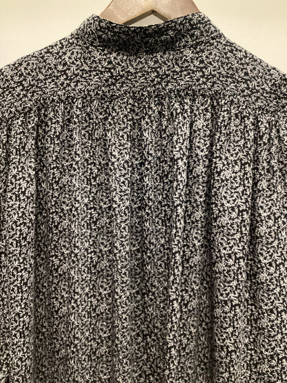 Uniqlo Micro Leaf Black and White Pattern Blouse Size S