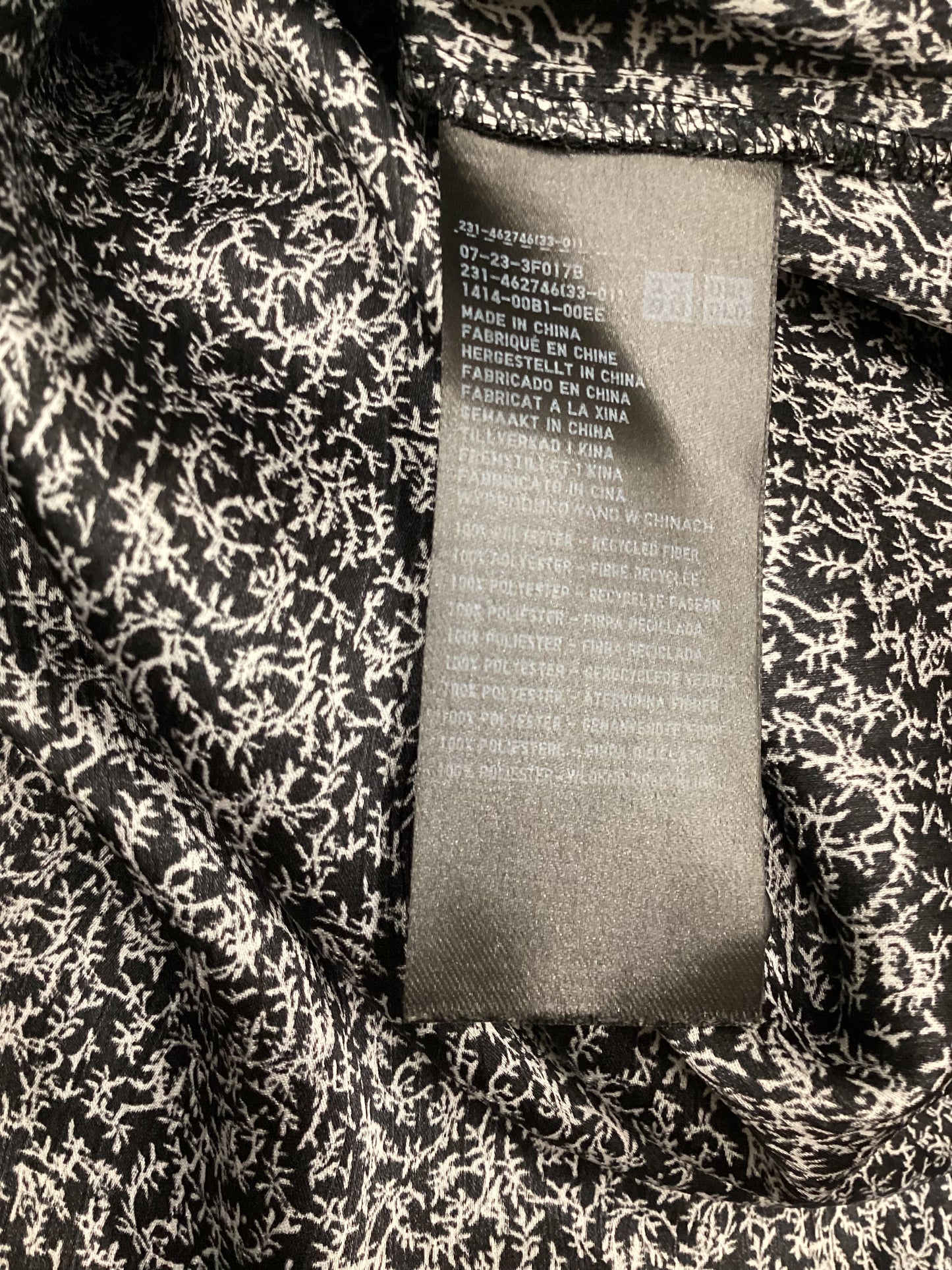 Uniqlo Micro Leaf Black and White Pattern Blouse Size S