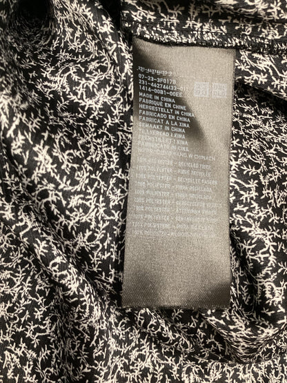 Uniqlo Micro Leaf Black and White Pattern Blouse Size S