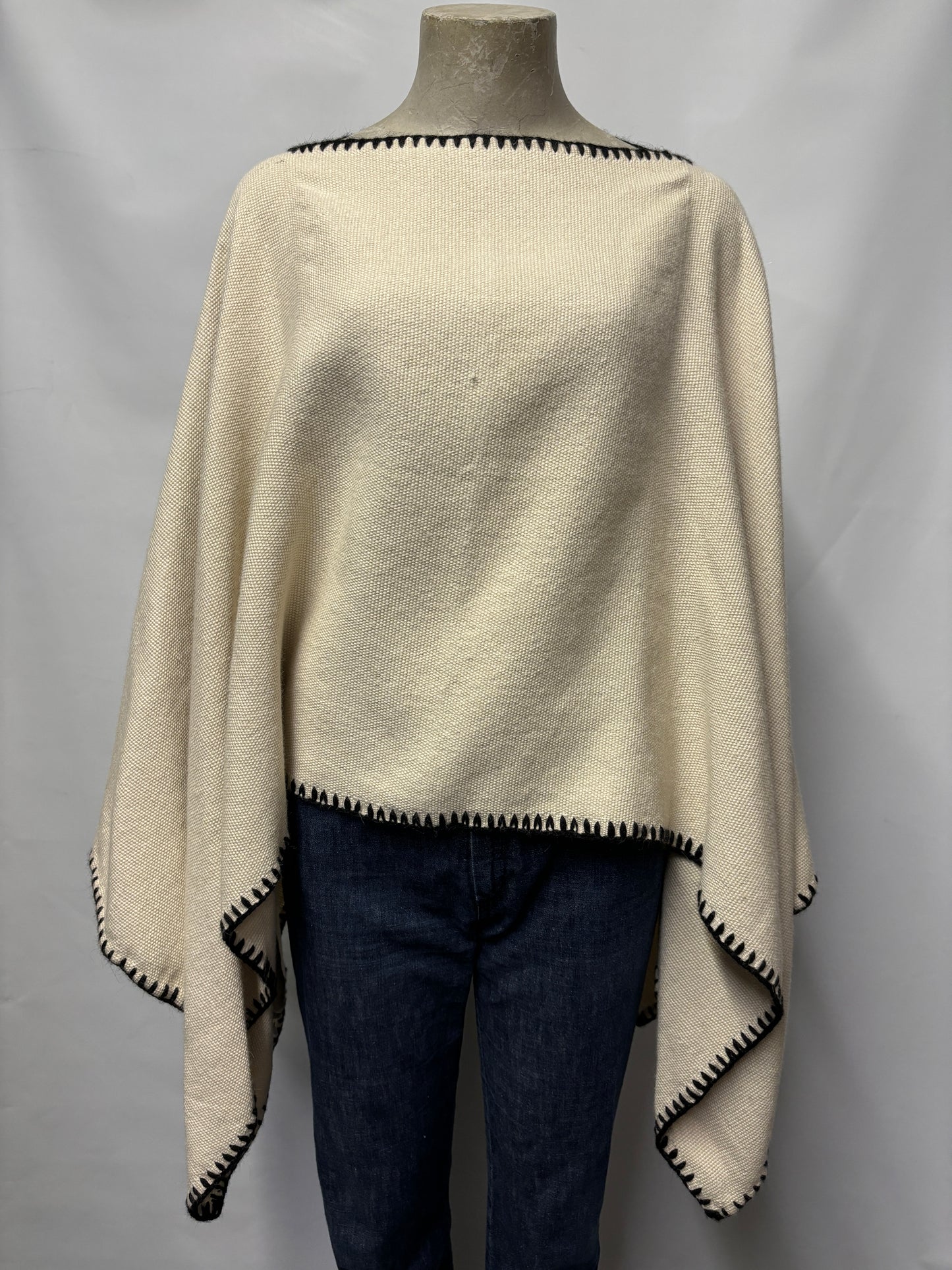 Alpaga mio Cream and Black 100% Alpaca Knitted Cape Poncho Onesize