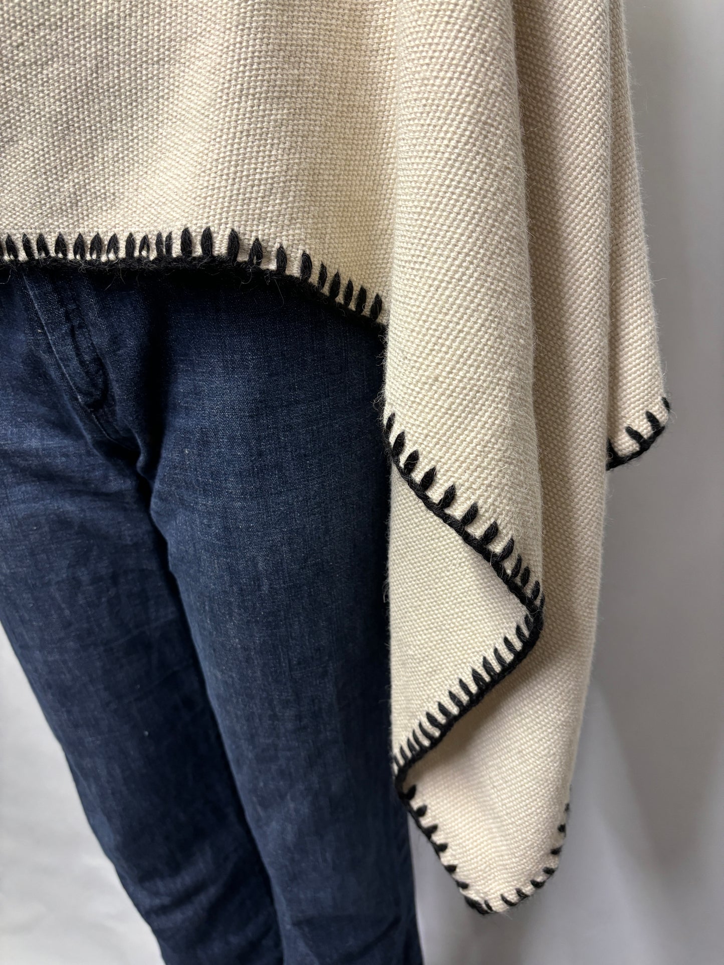 Alpaga mio Cream and Black 100% Alpaca Knitted Cape Poncho Onesize