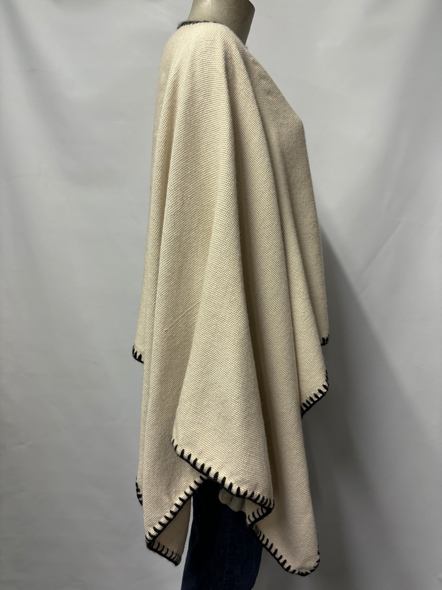 Alpaga mio Cream and Black 100% Alpaca Knitted Cape Poncho Onesize