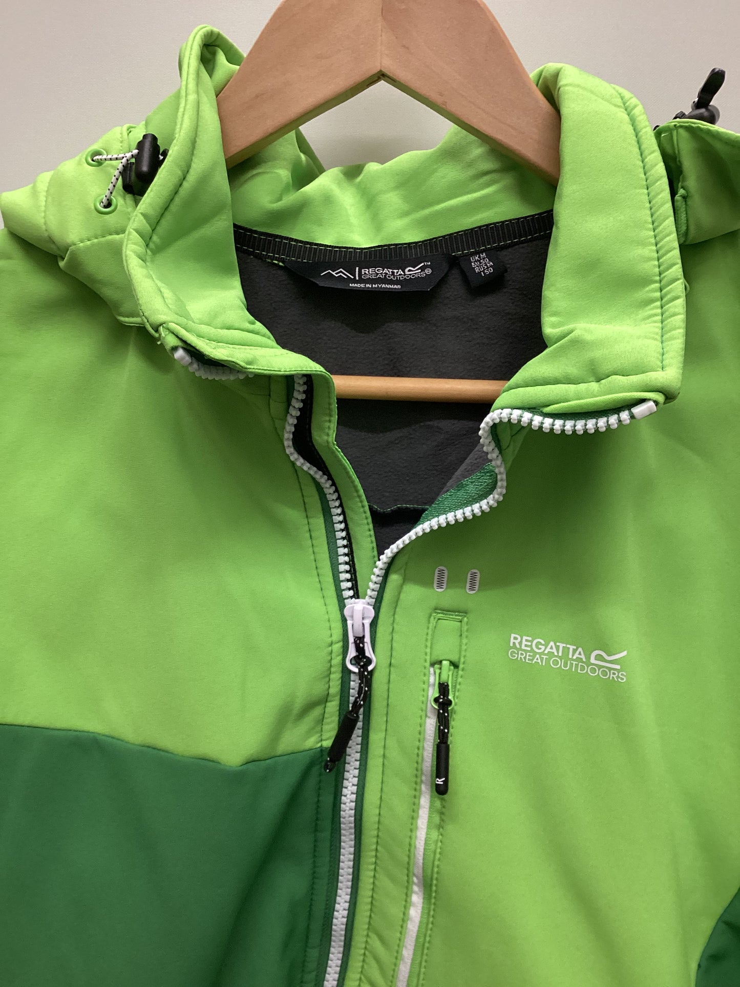 BNWT Regatta Showerproof Green Jacket Size M