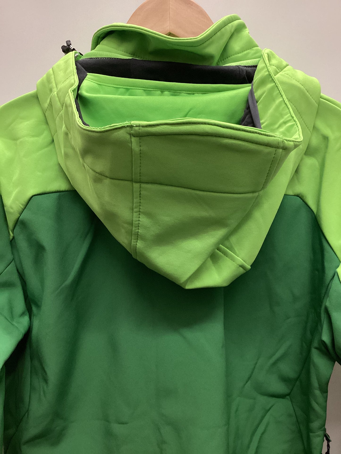 BNWT Regatta Showerproof Green Jacket Size M