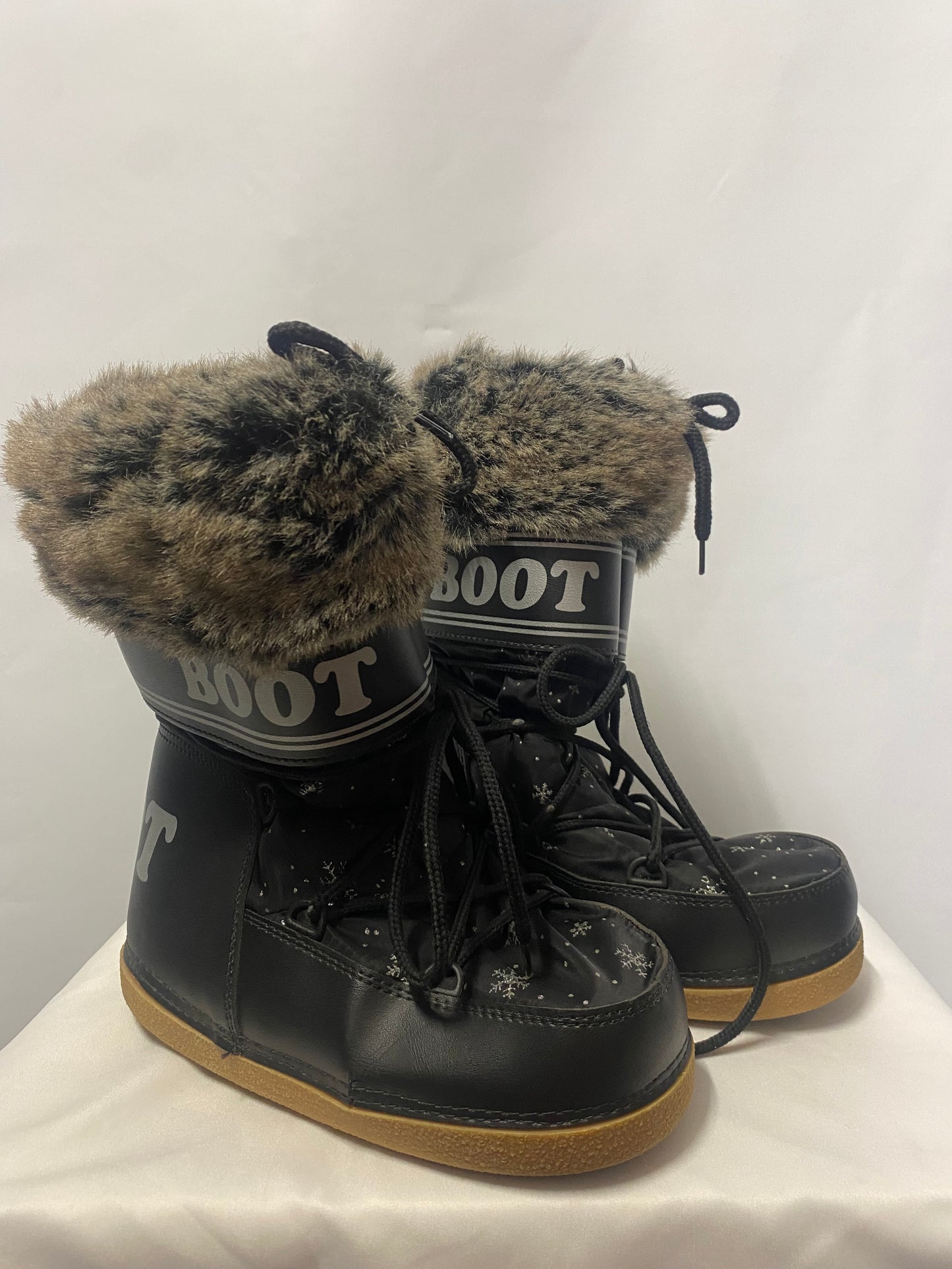 Black Sparkly Faux Fur Lined Snow Boots Size 5/6