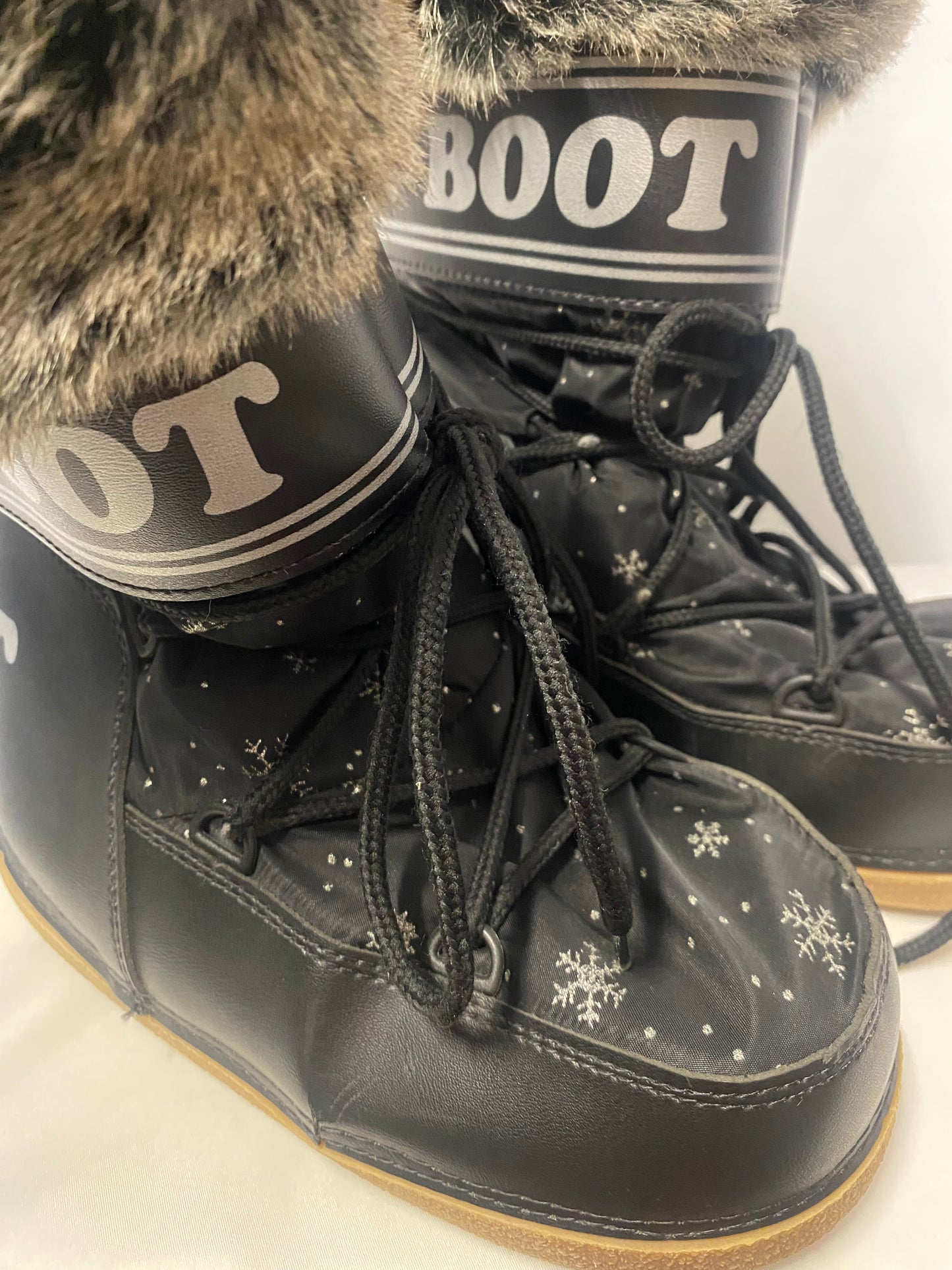 Black Sparkly Faux Fur Lined Snow Boots Size 5/6