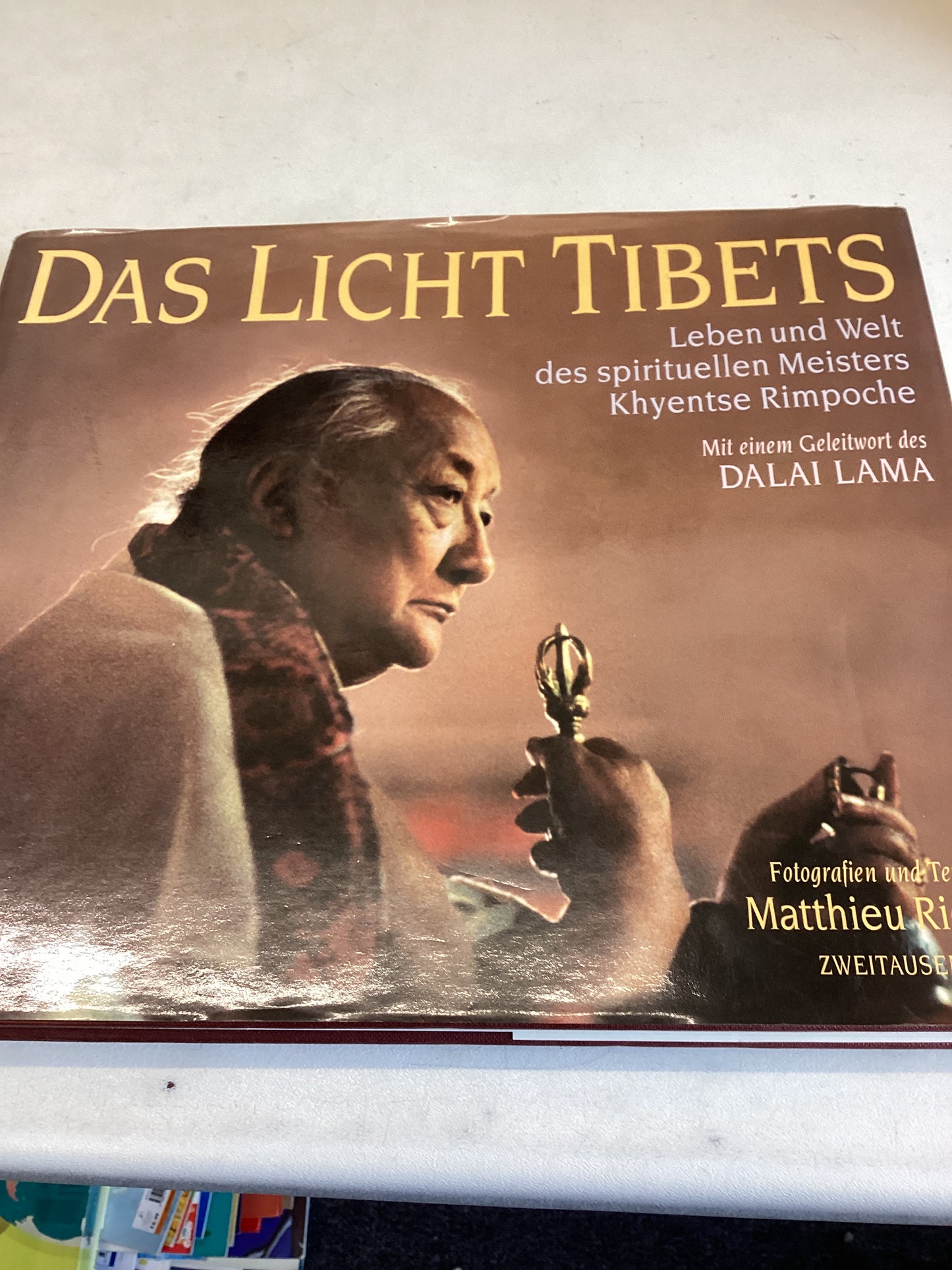 Das Licht Tibets Leben Und Welt Des Spirituellen Meisters Khyenste Rimpoche forward by Dalai Lama Photographs and Text By Matthieu Ricard