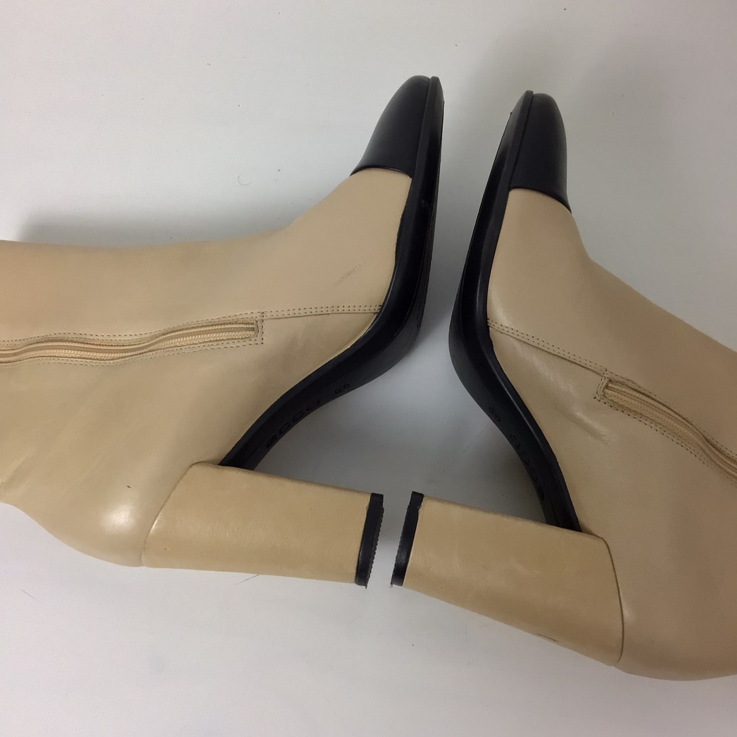 Ecco Beige Leather Heeled Ankle Boots w/Black Block Toe Size UK 7.5 (EU 41)