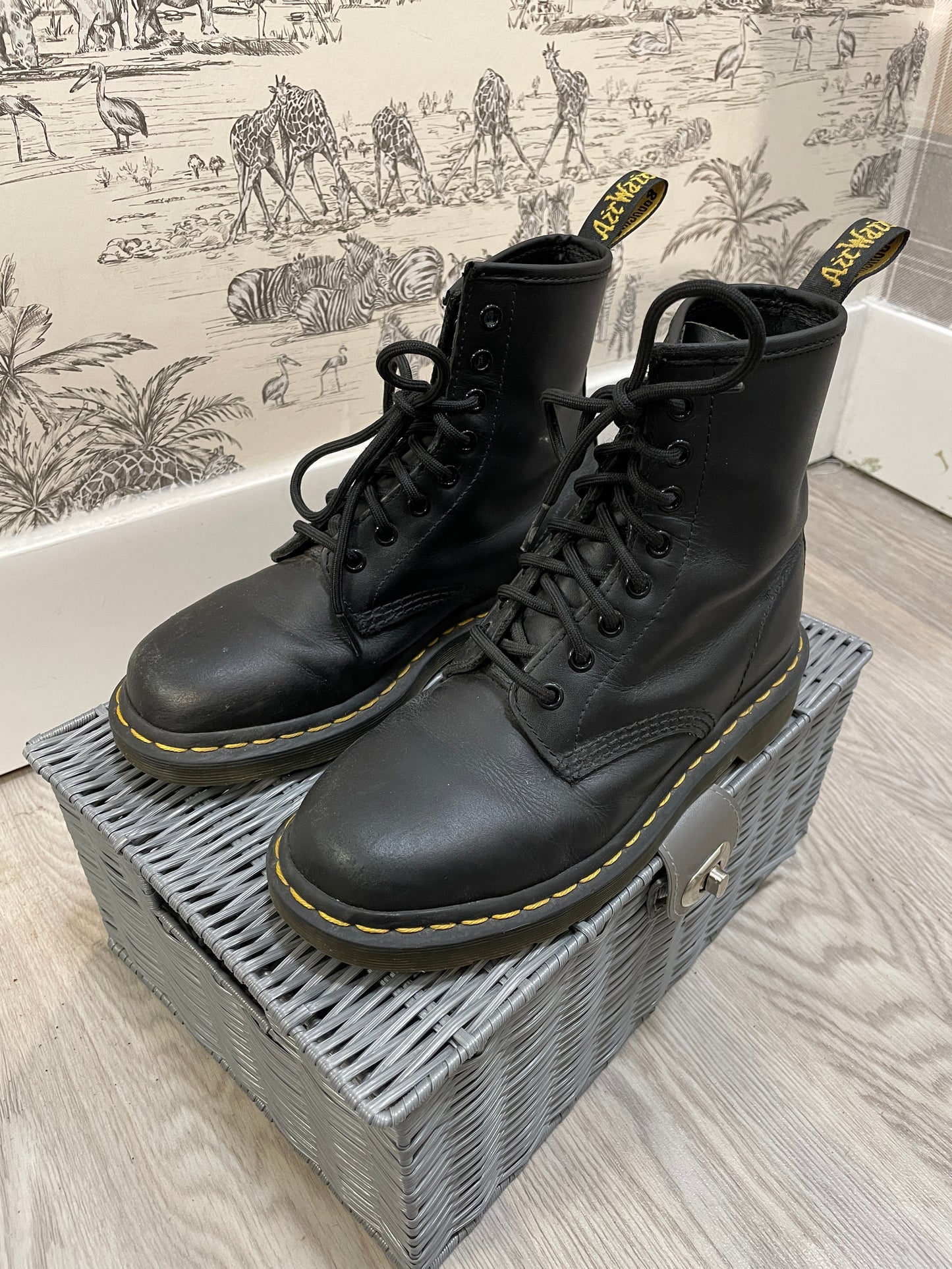 Doc Dr Martens Black Leather Classic Air Wair Lace Up Boots UK 5