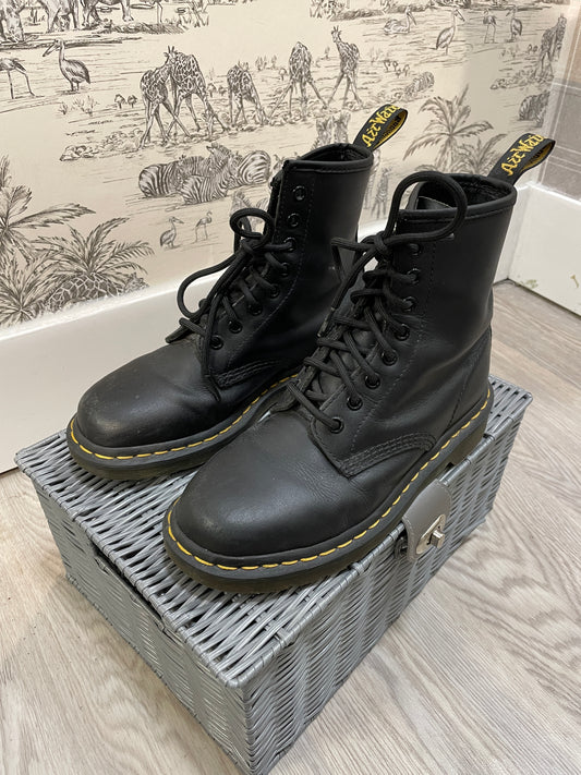 Doc Dr Martens Black Leather Classic Air Wair Lace Up Boots UK 5