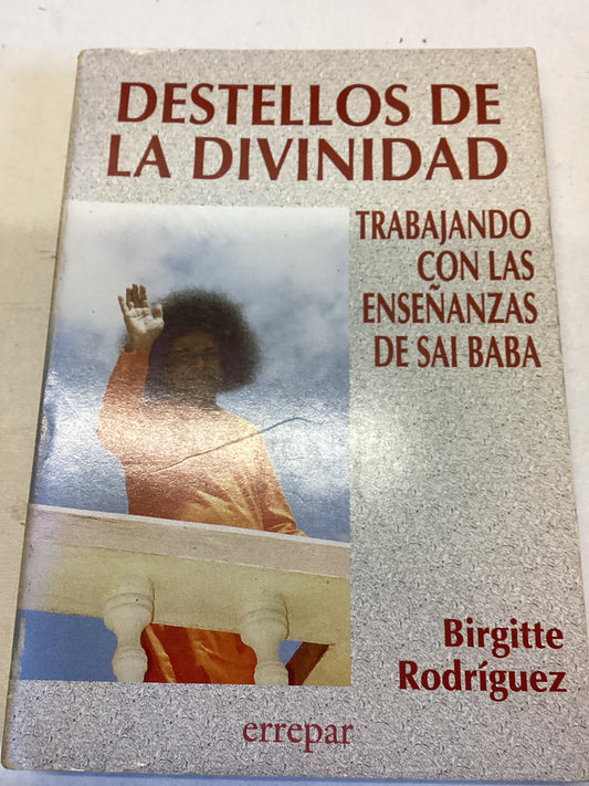 Destellos De La Divinidad Trabajando Con Las Ensenanzas de Sai Baba Spanish Language