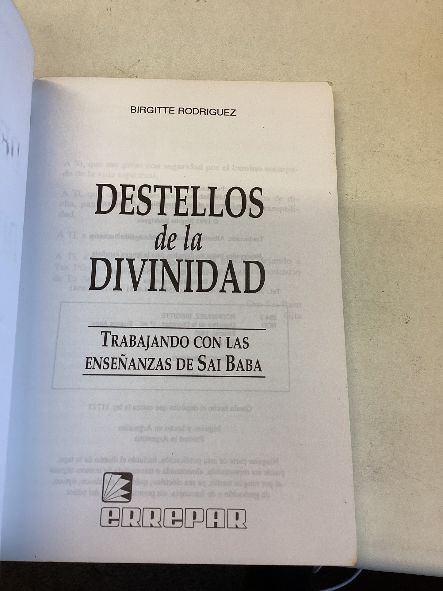 Destellos De La Divinidad Trabajando Con Las Ensenanzas de Sai Baba Spanish Language