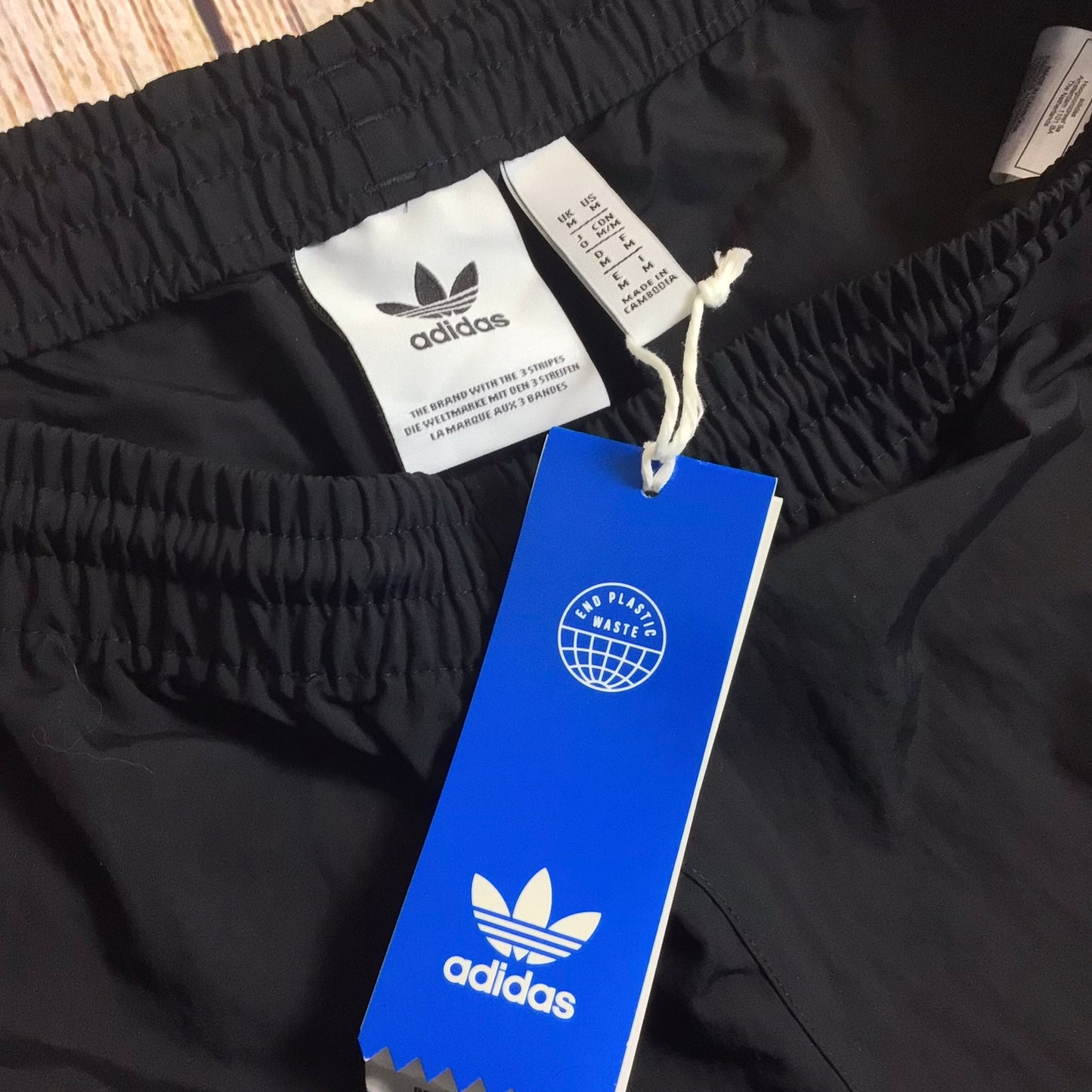 BNWT Adidas Black & White Shark Woven Tracksuit Bottoms Trousers Size M