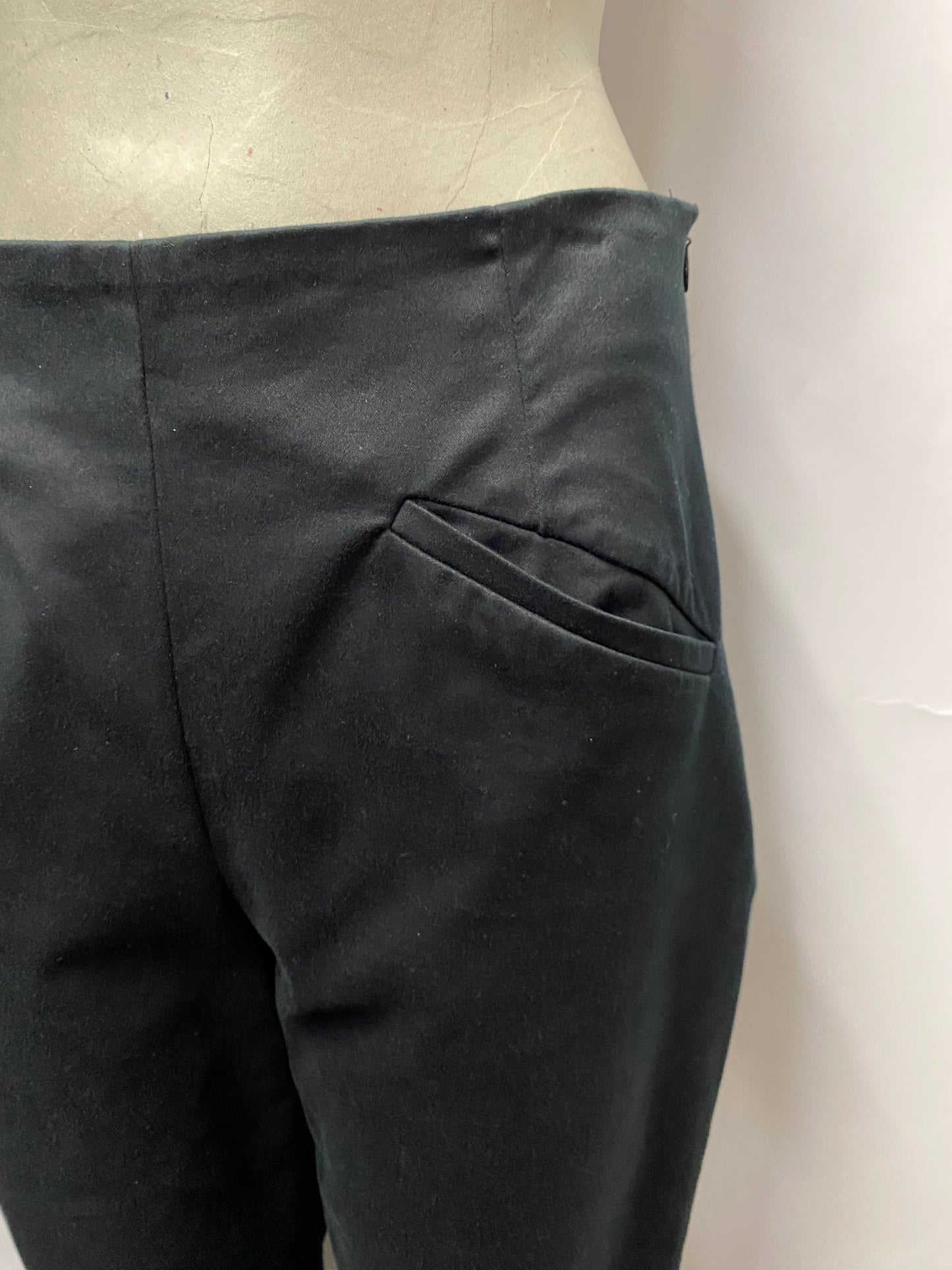 Agnes B Black Cotton Capri Pants 40