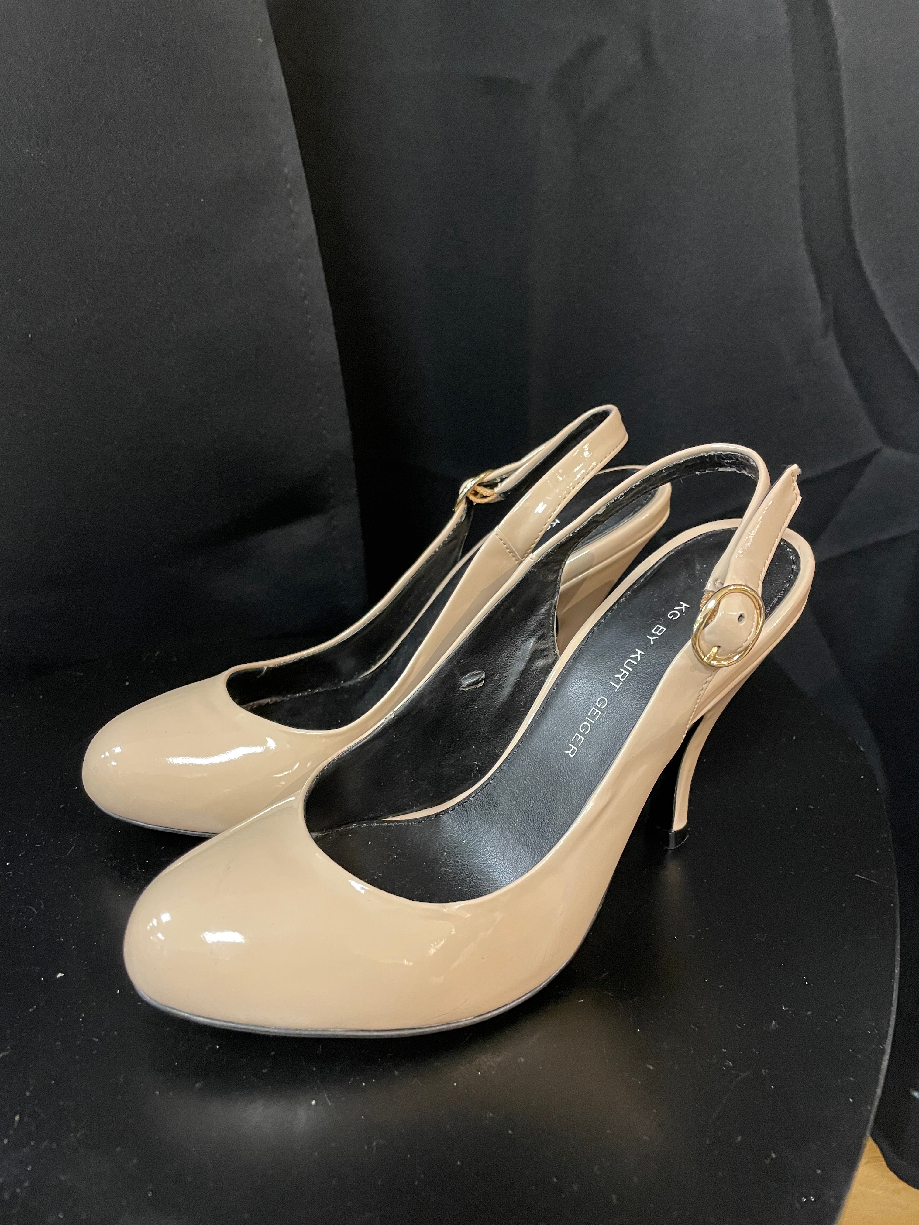 Beige hot sale patent shoes