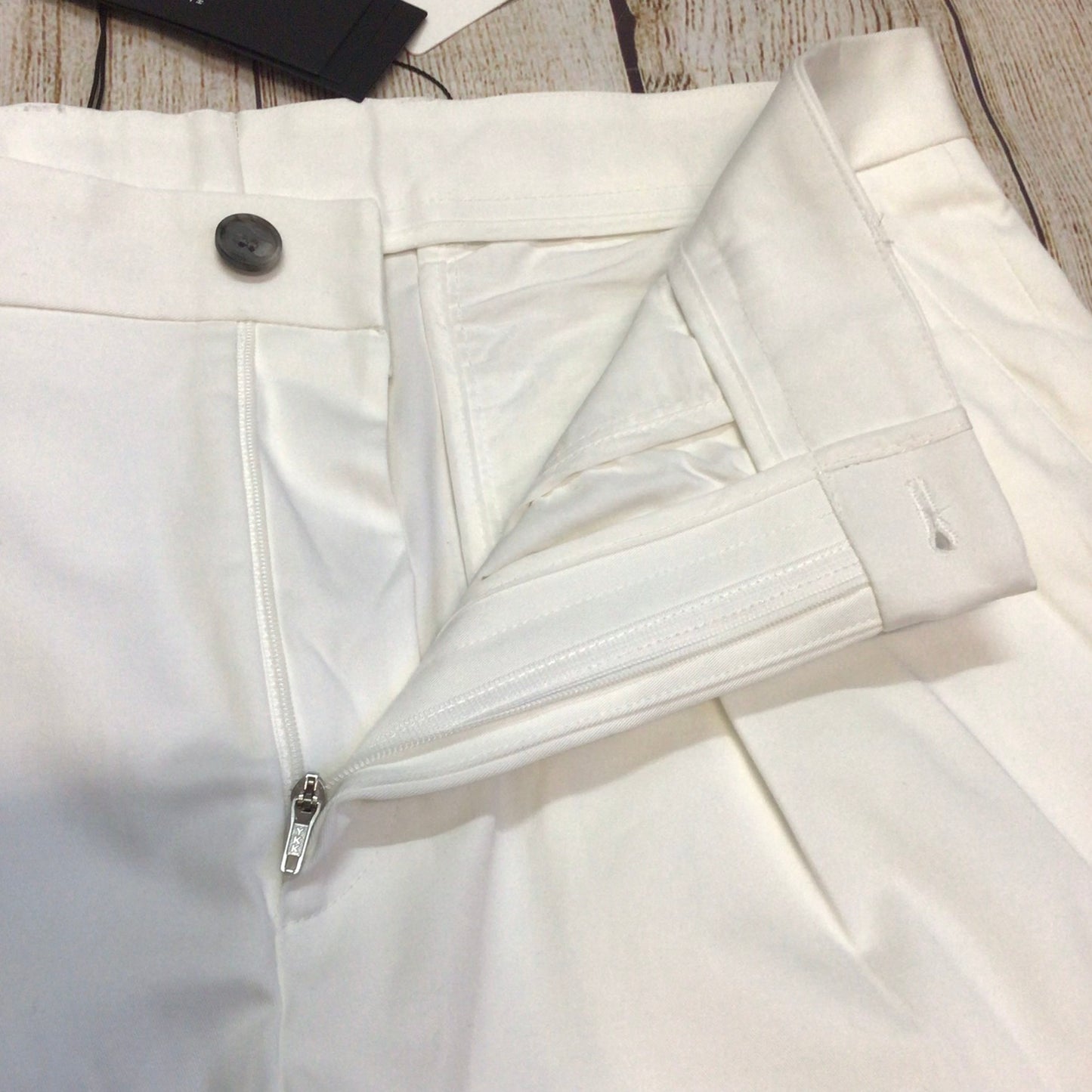 BNWT Hugo Boss White Shorts Size 34R