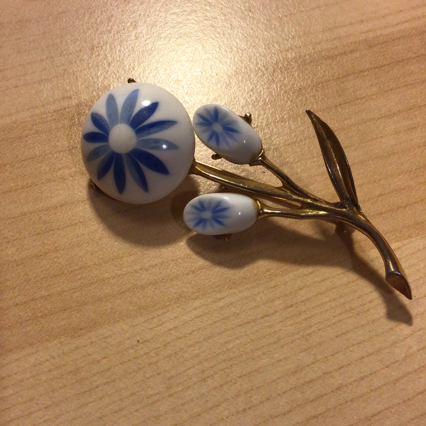 Vintage White & Blue Flower Patterns in Gold Tone Setting Brooch (see condition)