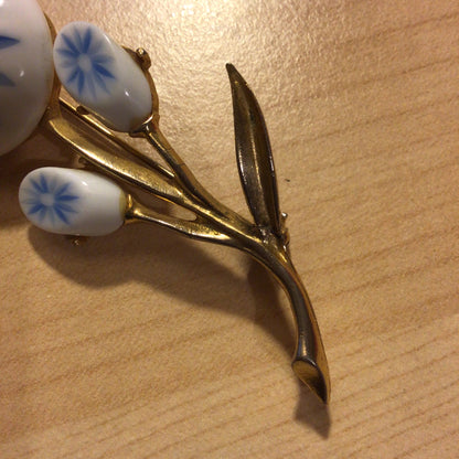 Vintage White & Blue Flower Patterns in Gold Tone Setting Brooch (see condition)