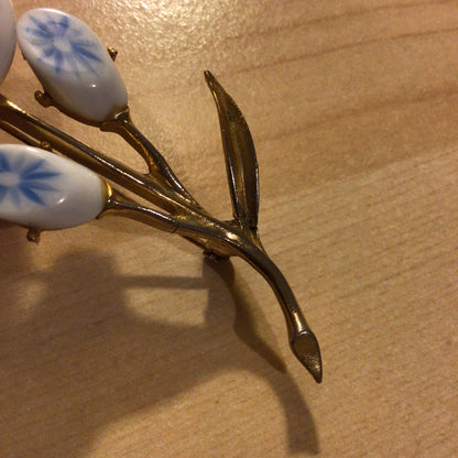 Vintage White & Blue Flower Patterns in Gold Tone Setting Brooch (see condition)