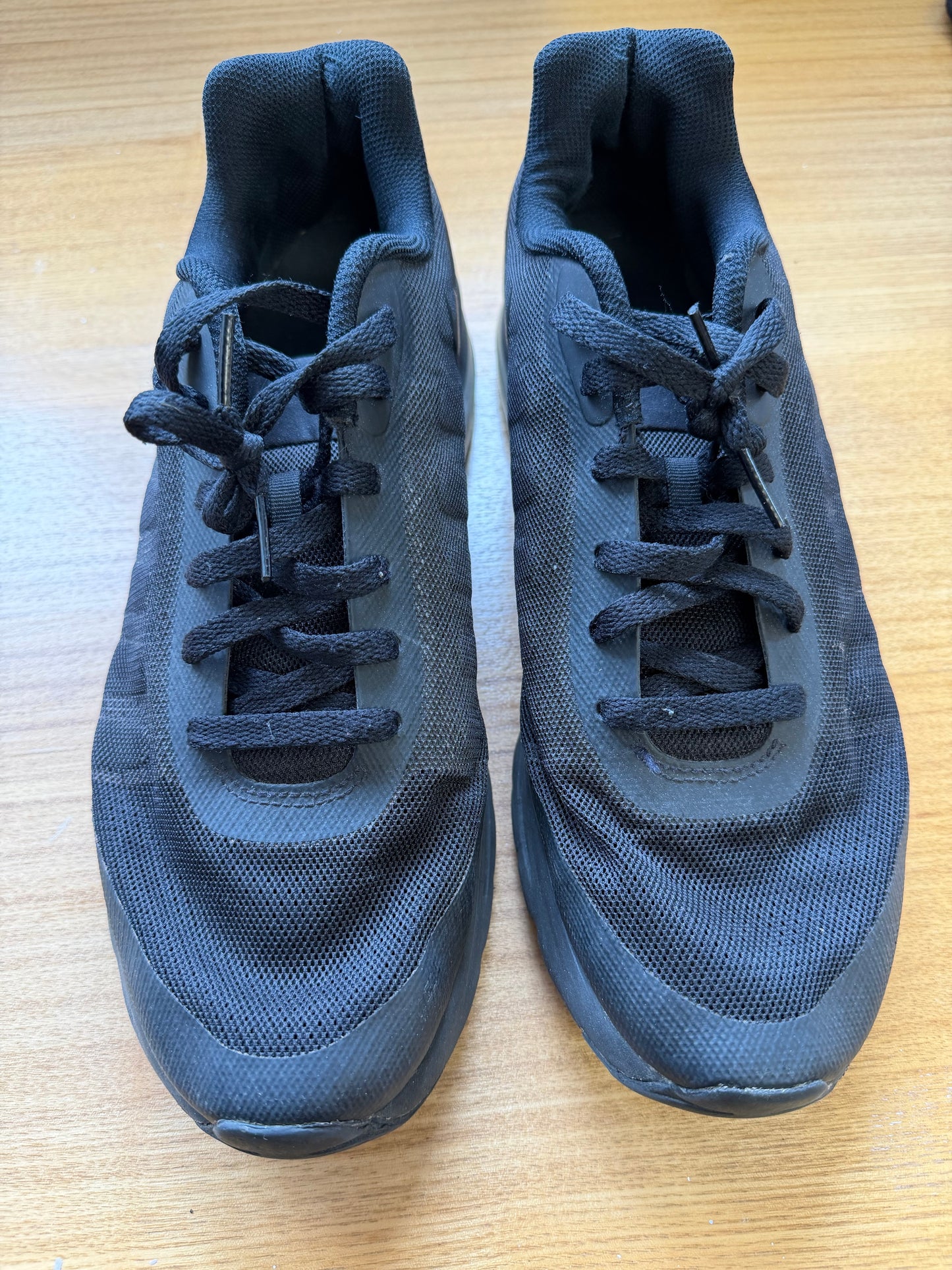 Nike Air Max Invigor Men's black trainers | Size 11.5