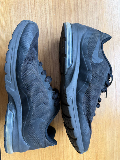 Nike Air Max Invigor Men's black trainers | Size 11.5