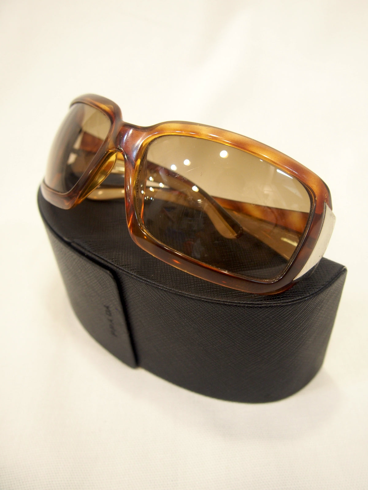 2000s Prada SPR-01H wrap sunglasses - Tortoise / Brown - Case