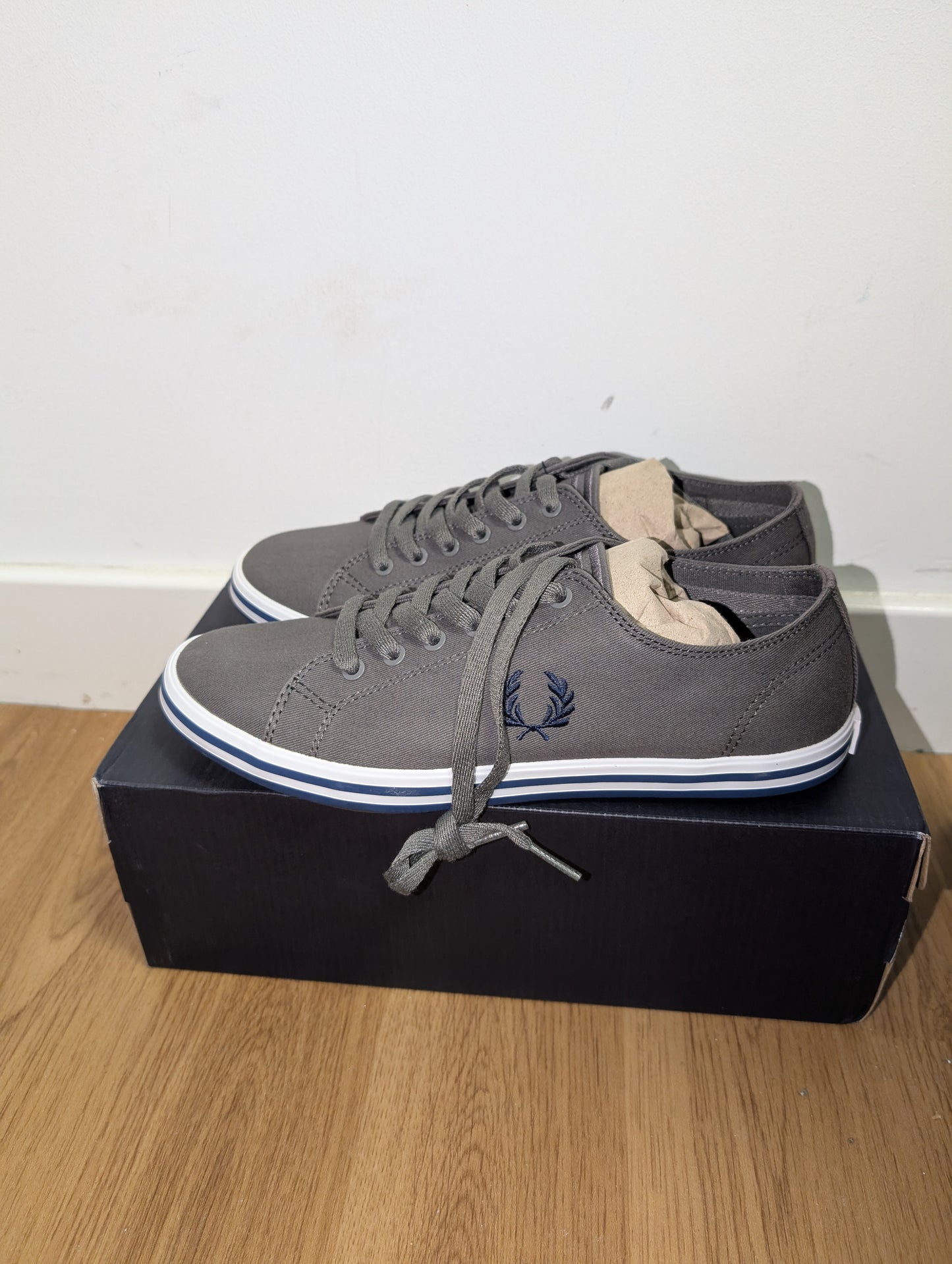 BNIB Fred Perry B7259 Kingston Twill I62/Castle Grey Trainers Size 6
