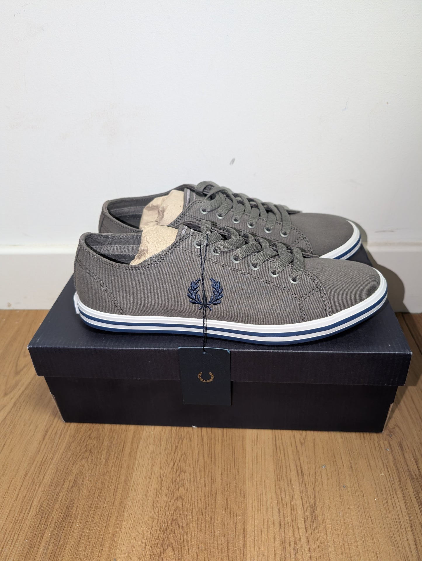 BNIB Fred Perry B7259 Kingston Twill I62/Castle Grey Trainers Size 6