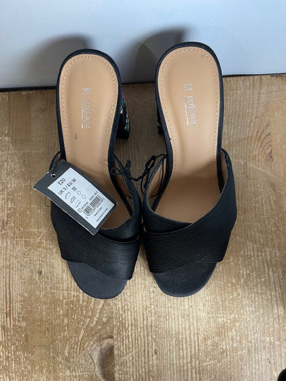 BNWT Papaya Black Heels Size 3