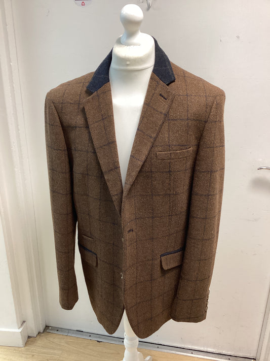 Cavani 88 men’s Sports Tweed Jacket Tan with navy blue check detail and navy blue checked collar size 46