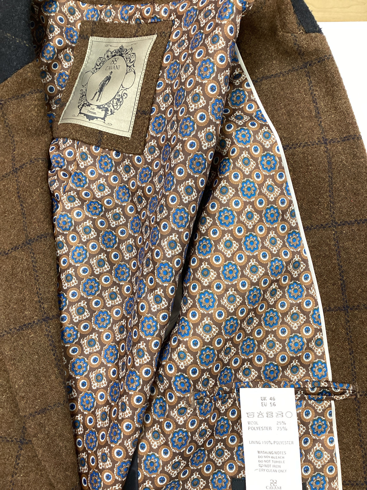 Cavani 88 men’s Sports Tweed Jacket Tan with navy blue check detail and navy blue checked collar size 46