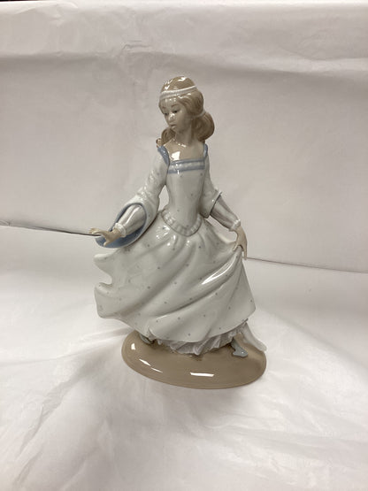 Vintage LLADRO porcelain - DAISA 1977 - Cinderella’s Lost Slipper