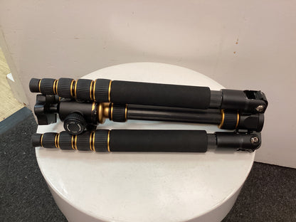 Zhuangshidaiqing Tripod and Bag