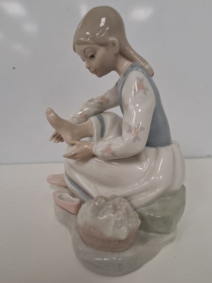 Nao Lladro My Aching Feet Rare Retired 1987 Figurine