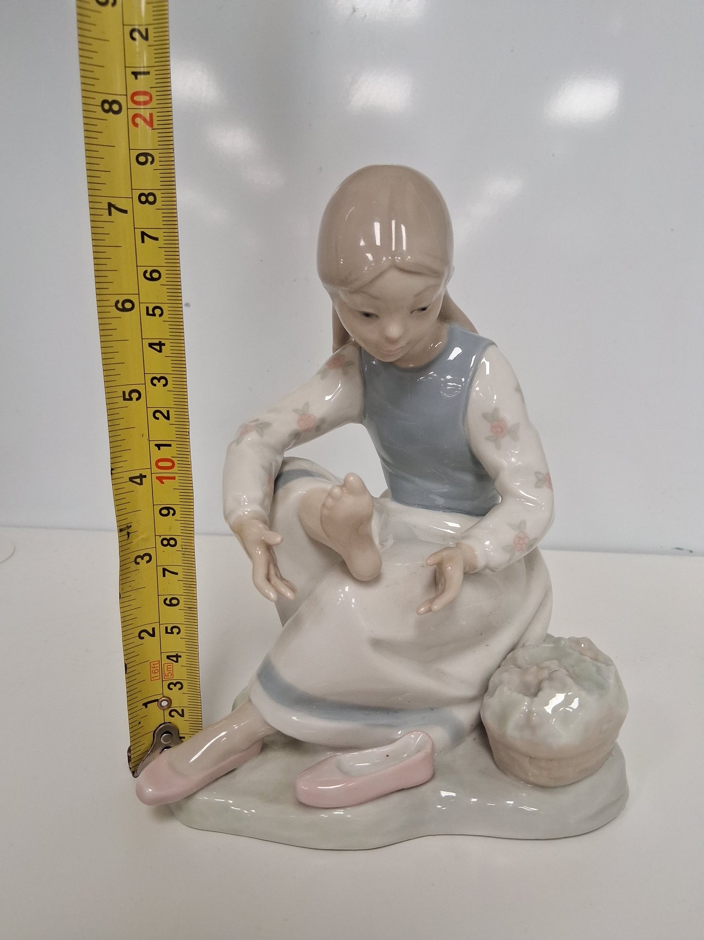 Nao Lladro My Aching Feet Rare Retired 1987 Figurine