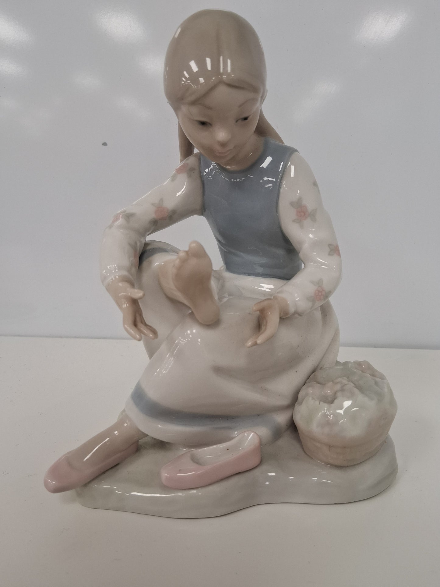 Nao Lladro My Aching Feet Rare Retired 1987 Figurine