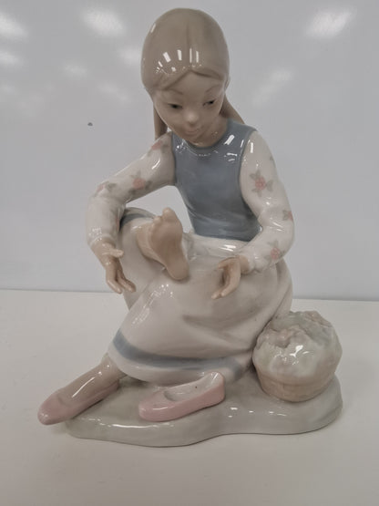 Nao Lladro My Aching Feet Rare Retired 1987 Figurine