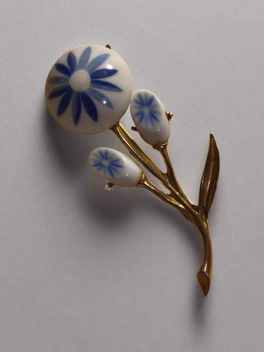 Vintage White & Blue Flower Patterns in Gold Tone Setting Brooch (see condition)