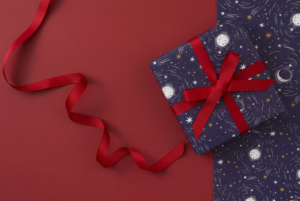Wrapping paper replaced with The Night Before Christmas pattern and gift tags removed